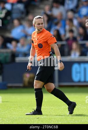 Manchester, Großbritannien. Oktober 2023. Schiedsrichterin Emily Heaslip beim Spiel der Barclays FA Women's Super League im Academy Stadium, Manchester. Der Bildnachweis sollte lauten: Gary Oakley/Sportimage Credit: Sportimage Ltd/Alamy Live News Stockfoto