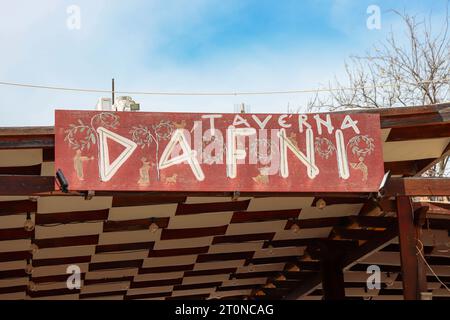 Taverna Dafni, Restaurantschild mit europäischem mediterranem Essen in den berühmten Straßen der Altstadt von Rhodos Stockfoto