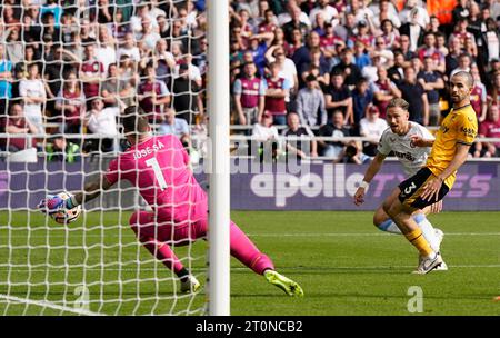 Wolverhampton, Großbritannien. Oktober 2023. Jose Sa von Wolverhampton Wanderers spart bei Matty Cash aus Aston Villa während des Premier League-Spiels in Molineux, Wolverhampton. Der Bildnachweis sollte lauten: Andrew Yates/Sportimage Credit: Sportimage Ltd/Alamy Live News Stockfoto