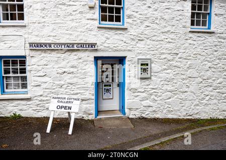 Blau gerahmte Fenster und Eingangsweg, plus Schild zur Harbour Cottage Gallery, Kirkcudbright DG6 4LD, Dumfies and Galloway, Schottland, Großbritannien Stockfoto