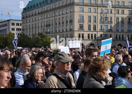 Berlin, Deutschland. Oktober 2023. Menschen nehmen an einer Solidaritätsdemonstration für Israel am Pariser Platz am Brandenburger Tor in Berlin Teil, 8. Oktober 2023. Quelle: Ales Zapotocky/CTK Photo/Alamy Live News Stockfoto