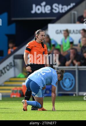 Manchester, Großbritannien. Oktober 2023. Schiedsrichterin Emily Heaslip beim Spiel der Barclays FA Women's Super League im Academy Stadium, Manchester. Der Bildnachweis sollte lauten: Gary Oakley/Sportimage Credit: Sportimage Ltd/Alamy Live News Stockfoto