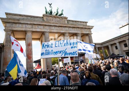 Berlin, Deutschland. Oktober 2023. Die Menschen nehmen an einer Solidaritätsdemonstration für Israel auf dem Pariser Platz am Brandenburger Tor Teil. Quelle: Fabian Sommer/dpa/Alamy Live News Stockfoto