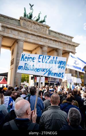 Berlin, Deutschland. Oktober 2023. Die Menschen nehmen an einer Solidaritätsdemonstration für Israel auf dem Pariser Platz am Brandenburger Tor Teil. Quelle: Fabian Sommer/dpa/Alamy Live News Stockfoto