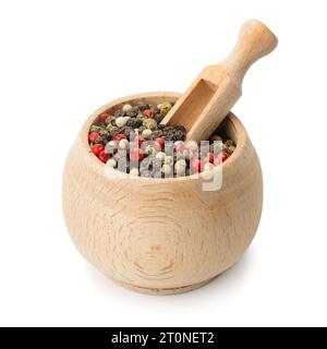 Getreidepfeffer und Holzlöffel im Topf isoliert auf weiß Stockfoto