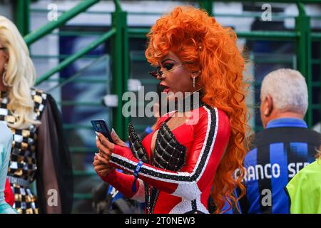 News - DRAG RACE ITALIA Paramount Gast im San Siro Stadion die Drag Queens Protagonisten der neuen Saison des Drag Race Italia auf Paramount Gäste während des Fußballspiels der Serie A 2023/24 zwischen dem FC Internazionale und Bologna FC im Giuseppe Meazza Stadion in Mailand, Italien am 07. Oktober, 2023 Milan San Siro Stadium Italien Copyright: xFabrizioxCarabellix/xLiveMediax LPN 1082141 Stockfoto