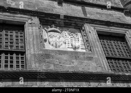 Dekoratives Ritterwappen vor dem Inn of Spain in der IPPOTON-Straße (Straße der Ritter) in Schwarz-weiß Stockfoto