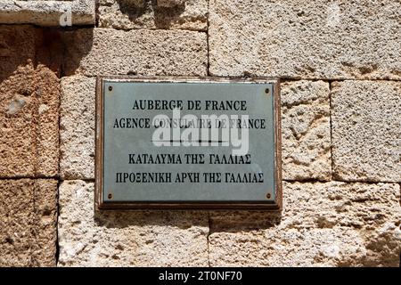 Informationsschild am Eingang des französischen Konsulats auf Rhodos in der Rue des Chevaliers in der Altstadt der mittelalterlichen Stadt Stockfoto