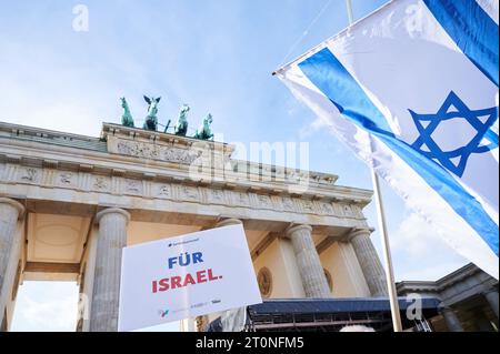 Berlin, Deutschland. Oktober 2023. Eine israelische Flagge fliegt vor dem Brandenburger Tor für die Solidaritätskundgebung gegen den Hamas-Angriff. Annette Riedl/dpa/Alamy Live News Stockfoto