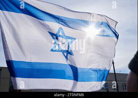 Berlin, Deutschland. Oktober 2023. Eine israelische Flagge fliegt vor dem Brandenburger Tor für die Solidaritätskundgebung gegen den Hamas-Angriff. Annette Riedl/dpa/Alamy Live News Stockfoto