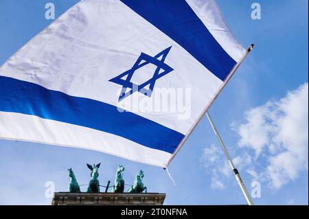 Berlin, Deutschland. Oktober 2023. Eine israelische Flagge fliegt vor dem Brandenburger Tor für die Solidaritätskundgebung gegen den Hamas-Angriff. Annette Riedl/dpa/Alamy Live News Stockfoto