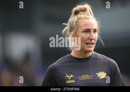 York, Großbritannien. Oktober 2023. LNER Community Stadium, York, North Yorkshire, 8. Oktober 2023. Betfred Womens Super League Grand Final York Valkyrie V Leeds Rhinos Bethan Dainton von Leeds Rhinos Women wärms Up Credit: Touchlinepics/Alamy Live News Stockfoto