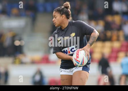 York, Großbritannien. Oktober 2023. LNER Community Stadium, York, North Yorkshire, 8. Oktober 2023. Betfred Womens Super League Grand Final York Valkyrie V Leeds Rhinos Kaiya Glynn von Leeds Rhinos Women wärms Up Credit: Touchlinepics/Alamy Live News Stockfoto