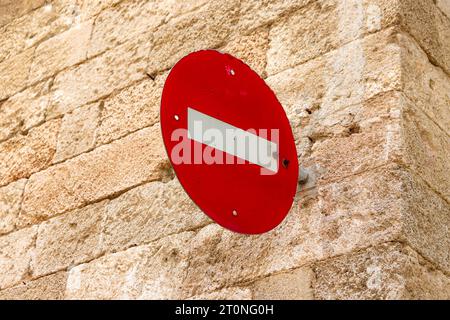 Rotes Schild nicht betreten, das an einer Backsteinwand hängt. Kommunikations- und Sicherheitskonzept Stockfoto