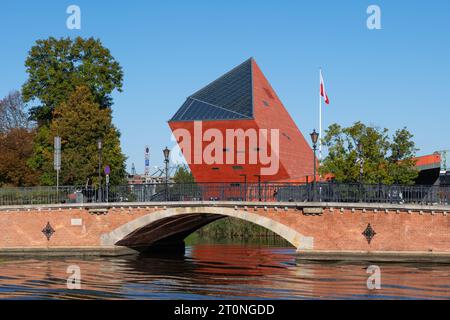 Danzig, Polen - 7. Oktober 2022 - Museum des Zweiten Weltkriegs und Brücke auf dem Fluss Motlawa. Stockfoto
