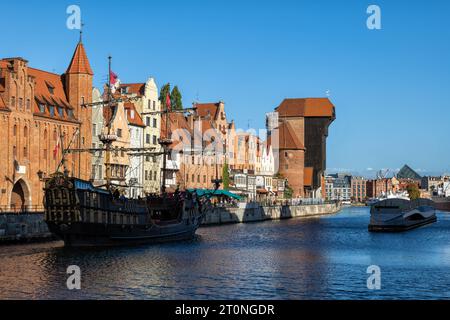 Danzig, Polen - 11. Oktober 2022 - Skyline der Stadt am Long Embankment historische Uferpromenade mit dem Kran und dem touristischen Galeonschiff am Motlawa River. Stockfoto