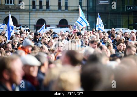 08. Oktober 2023, Berlin: Mehrere hundert Menschen versammelten sich vor dem Brandenburger Tor zu einer Solidaritätskundgebung, um gegen den Hamas-Angriff zu demonstrieren. Foto: Annette Riedl/dpa Stockfoto