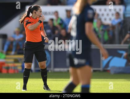 Manchester, Großbritannien. Oktober 2023. Schiedsrichterin Emily Heaslip beim Spiel der Barclays FA Women's Super League im Academy Stadium, Manchester. Der Bildnachweis sollte lauten: Gary Oakley/Sportimage Credit: Sportimage Ltd/Alamy Live News Stockfoto