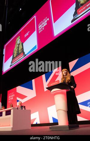 Angela Rayner Stellvertretende Führungspersönlichkeit (stellvertretende Premierministerin des Schattens und Staatssekretärin für Levelling Up, Housing and Communities) auf der Arbeitskonferenz 2023. Beobachtet vom Arbeitsleiter Keir Starmer und Mitgliedern des Schattenkabinetts. Liverpool UK. Bild: Garyroberts/worldwidefeatures.com Stockfoto