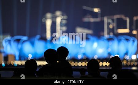 Hangzhou, chinesische Provinz Zhejiang. Oktober 2023. Die Menschen sehen sich das Hangzhou Olympic Sports Center Stadion in Hangzhou in der ostchinesischen Provinz Zhejiang am 8. Oktober 2023 an. Quelle: Pan Yulong/Xinhua/Alamy Live News Stockfoto