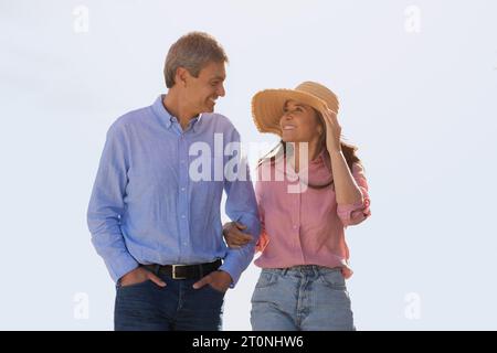 Romantisches Paar Mittleren Alters, Das Zusammen Im Freien Spaziert Und Sich Ansieht Stockfoto
