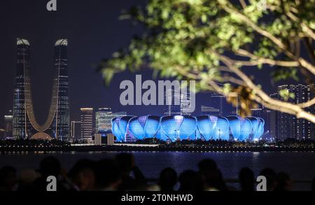 Hangzhou, chinesische Provinz Zhejiang. Oktober 2023. Die Menschen sehen sich das Hangzhou Olympic Sports Center Stadion in Hangzhou in der ostchinesischen Provinz Zhejiang am 8. Oktober 2023 an. Quelle: Pan Yulong/Xinhua/Alamy Live News Stockfoto