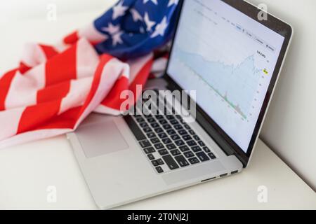 Investor gerade die Änderung der Börse auf Tablet. Stockfoto