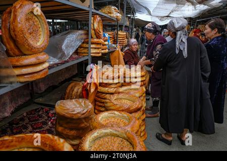 OSH, Kirgisistan - 8. Oktober 2023: Eine Frau, die Brot auf dem Jayma-Basar in Osh, Kirgisistan verkauft. Stockfoto