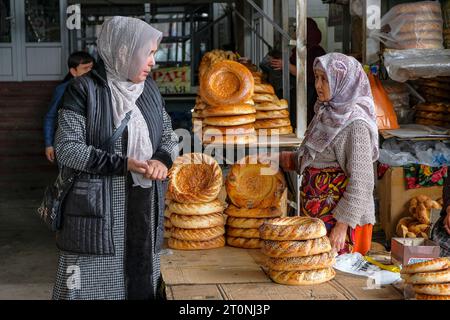 OSH, Kirgisistan - 8. Oktober 2023: Eine Frau, die Brot auf dem Jayma-Basar in Osh, Kirgisistan verkauft. Stockfoto