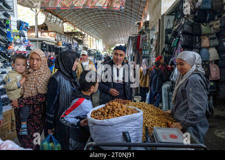 OSH, Kirgisistan - 8. Oktober 2023: Eine Frau, die Erdnüsse auf dem Jayma-Basar in Osh, Kirgisistan verkauft. Stockfoto