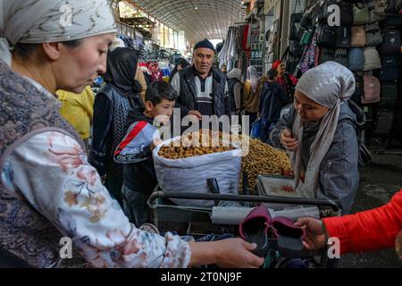 OSH, Kirgisistan - 8. Oktober 2023: Eine Frau, die Erdnüsse auf dem Jayma-Basar in Osh, Kirgisistan verkauft. Stockfoto