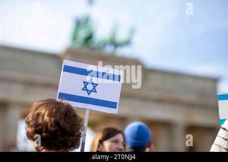 Solidaritätskundgebung für Israel am Brandenburger Tor, 1300 Menschen demonstrieren Solidarität mit Israel vor dem Brandenburger Tor Berlin Deutschland *** Solidaritätskundgebung für Israel am Brandenburger Tor, 1300 Menschen demonstrieren Solidarität mit Israel vor dem Brandenburger Tor Berlin Berlin Deutschland Stockfoto