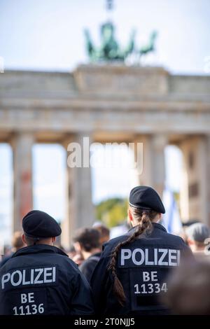 Solidaritätskundgebung für Israel am Brandenburger Tor, 1300 Menschen demonstrieren Solidarität mit Israel vor dem Brandenburger Tor Berlin Deutschland *** Solidaritätskundgebung für Israel am Brandenburger Tor, 1300 Menschen demonstrieren Solidarität mit Israel vor dem Brandenburger Tor Berlin Berlin Deutschland Stockfoto