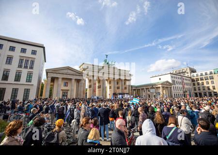 Solidaritätskundgebung für Israel am Brandenburger Tor, 1300 Menschen demonstrieren Solidarität mit Israel vor dem Brandenburger Tor Berlin Deutschland *** Solidaritätskundgebung für Israel am Brandenburger Tor, 1300 Menschen demonstrieren Solidarität mit Israel vor dem Brandenburger Tor Berlin Berlin Deutschland Stockfoto