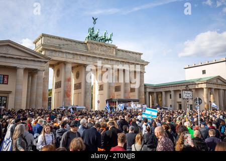 Solidaritätskundgebung für Israel am Brandenburger Tor, 1300 Menschen demonstrieren Solidarität mit Israel vor dem Brandenburger Tor Berlin Deutschland *** Solidaritätskundgebung für Israel am Brandenburger Tor, 1300 Menschen demonstrieren Solidarität mit Israel vor dem Brandenburger Tor Berlin Berlin Deutschland Stockfoto