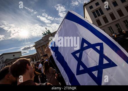 Solidaritätskundgebung für Israel am Brandenburger Tor, 1300 Menschen demonstrieren Solidarität mit Israel vor dem Brandenburger Tor Berlin Deutschland *** Solidaritätskundgebung für Israel am Brandenburger Tor, 1300 Menschen demonstrieren Solidarität mit Israel vor dem Brandenburger Tor Berlin Berlin Deutschland Stockfoto