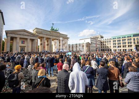 Solidaritätskundgebung für Israel am Brandenburger Tor, 1300 Menschen demonstrieren Solidarität mit Israel vor dem Brandenburger Tor Berlin Deutschland *** Solidaritätskundgebung für Israel am Brandenburger Tor, 1300 Menschen demonstrieren Solidarität mit Israel vor dem Brandenburger Tor Berlin Berlin Deutschland Stockfoto