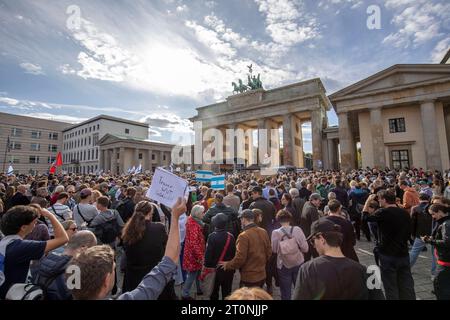 Solidaritätskundgebung für Israel am Brandenburger Tor, 1300 Menschen demonstrieren Solidarität mit Israel vor dem Brandenburger Tor Berlin Deutschland *** Solidaritätskundgebung für Israel am Brandenburger Tor, 1300 Menschen demonstrieren Solidarität mit Israel vor dem Brandenburger Tor Berlin Berlin Deutschland Stockfoto