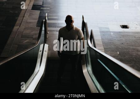 Silhouettenfoto eines Geschäftsmannes, der nach oben geht. Stockfoto