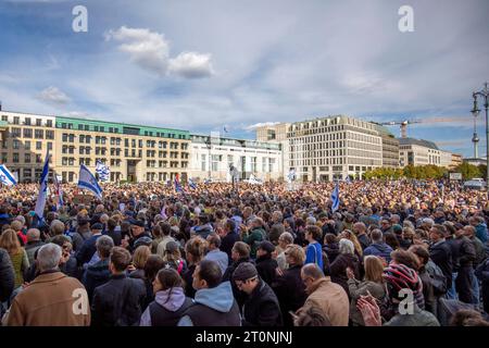 Solidaritätskundgebung für Israel am Brandenburger Tor, 1300 Menschen demonstrieren Solidarität mit Israel vor dem Brandenburger Tor Berlin Deutschland *** Solidaritätskundgebung für Israel am Brandenburger Tor, 1300 Menschen demonstrieren Solidarität mit Israel vor dem Brandenburger Tor Berlin Berlin Deutschland Stockfoto