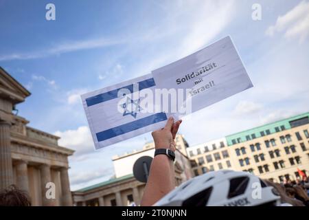 Solidaritätskundgebung für Israel am Brandenburger Tor, 1300 Menschen demonstrieren Solidarität mit Israel vor dem Brandenburger Tor Berlin Deutschland *** Solidaritätskundgebung für Israel am Brandenburger Tor, 1300 Menschen demonstrieren Solidarität mit Israel vor dem Brandenburger Tor Berlin Berlin Deutschland Stockfoto