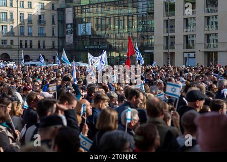 Solidaritätskundgebung für Israel am Brandenburger Tor, 1300 Menschen demonstrieren Solidarität mit Israel vor dem Brandenburger Tor Berlin Deutschland *** Solidaritätskundgebung für Israel am Brandenburger Tor, 1300 Menschen demonstrieren Solidarität mit Israel vor dem Brandenburger Tor Berlin Berlin Deutschland Stockfoto