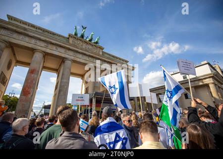 Solidaritätskundgebung für Israel am Brandenburger Tor, 1300 Menschen demonstrieren Solidarität mit Israel vor dem Brandenburger Tor Berlin Deutschland *** Solidaritätskundgebung für Israel am Brandenburger Tor, 1300 Menschen demonstrieren Solidarität mit Israel vor dem Brandenburger Tor Berlin Berlin Deutschland Stockfoto