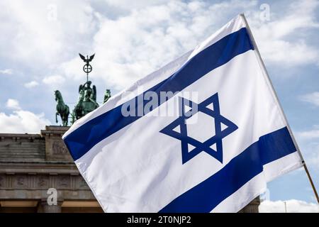 Solidaritätskundgebung für Israel am Brandenburger Tor, 1300 Menschen demonstrieren Solidarität mit Israel vor dem Brandenburger Tor Berlin Deutschland *** Solidaritätskundgebung für Israel am Brandenburger Tor, 1300 Menschen demonstrieren Solidarität mit Israel vor dem Brandenburger Tor Berlin Berlin Deutschland Stockfoto