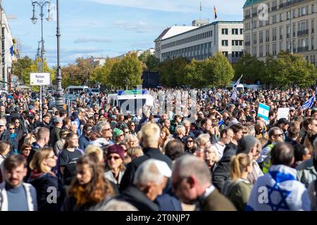Solidaritätskundgebung für Israel am Brandenburger Tor, 1300 Menschen demonstrieren Solidarität mit Israel vor dem Brandenburger Tor Berlin Deutschland *** Solidaritätskundgebung für Israel am Brandenburger Tor, 1300 Menschen demonstrieren Solidarität mit Israel vor dem Brandenburger Tor Berlin Berlin Deutschland Stockfoto