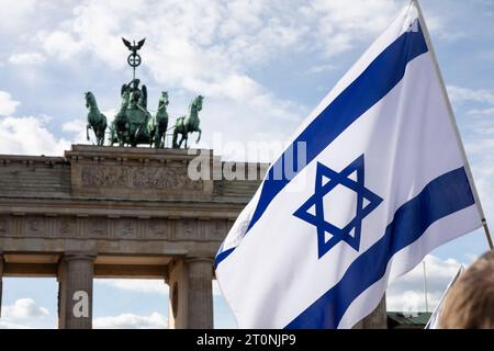 Solidaritätskundgebung für Israel am Brandenburger Tor, 1300 Menschen demonstrieren Solidarität mit Israel vor dem Brandenburger Tor Berlin Deutschland *** Solidaritätskundgebung für Israel am Brandenburger Tor, 1300 Menschen demonstrieren Solidarität mit Israel vor dem Brandenburger Tor Berlin Berlin Deutschland Stockfoto