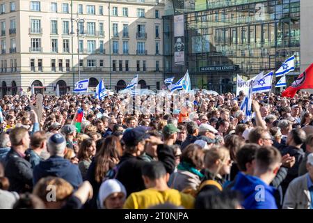 Solidaritätskundgebung für Israel am Brandenburger Tor, 1300 Menschen demonstrieren Solidarität mit Israel vor dem Brandenburger Tor Berlin Deutschland *** Solidaritätskundgebung für Israel am Brandenburger Tor, 1300 Menschen demonstrieren Solidarität mit Israel vor dem Brandenburger Tor Berlin Berlin Deutschland Stockfoto