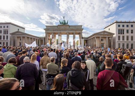 Solidaritätskundgebung für Israel am Brandenburger Tor, 1300 Menschen demonstrieren Solidarität mit Israel vor dem Brandenburger Tor Berlin Deutschland *** Solidaritätskundgebung für Israel am Brandenburger Tor, 1300 Menschen demonstrieren Solidarität mit Israel vor dem Brandenburger Tor Berlin Berlin Deutschland Stockfoto