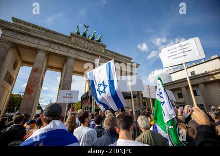 Solidaritätskundgebung für Israel am Brandenburger Tor, 1300 Menschen demonstrieren Solidarität mit Israel vor dem Brandenburger Tor Berlin Deutschland *** Solidaritätskundgebung für Israel am Brandenburger Tor, 1300 Menschen demonstrieren Solidarität mit Israel vor dem Brandenburger Tor Berlin Berlin Deutschland Stockfoto