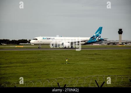 Fahren Sie an der Start- und Landebahn 2 des internationalen Flughafens Manchester ab Stockfoto